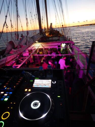 Enterrement de vie de garçon à Lisbonne Sunset boat party avec Crazy EVG
